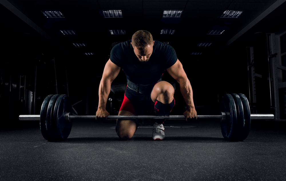 en man som ska göra tunga marklyft på gymmet