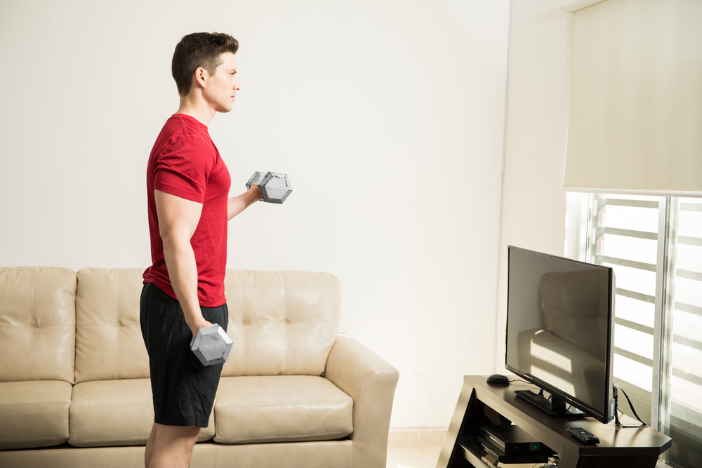 en man som tränar hemma för att öka i styrka med hemmaträning utan gymkort